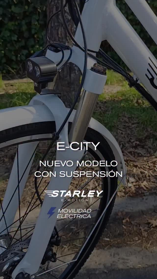 La Starley E-City ⚡️es la bici eléctrica pensada para moverte todos los días con estilo y sin esfuerzo. 

Con diseño urbano elegante y batería integrada, tiene todo lo que buscás para tus recorridos:

✅ Motor de 350 W con velocidad máxima de 25 km/h y autonomía de 40–50 km.
✅ Rodado 28, cambios Shimano de 7 velocidades y estructura de aluminio liviana. Ahora con suspensión. 
✅ Luces LED de 3W para ver y ser visto, display LCD 880 y puerto USB para cargar tus dispositivos.
✅ Batería de litio 36V 10Ah carga completa en 4–5 horas.

Además, incluye servicio pos vent, garantía de 6 meses en la parte eléctrica, 12 meses en la mecánica. 

Con la E-City, la movilidad urbana se vuelve más simple, cómoda y sostenible. 🚲⚡

#bicicletaeléctrica #ebikeurbana #bicicletadepaseo #StarleyEBikes #movilidadinteligente #ebikeargentina